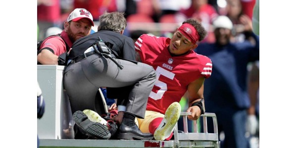 Le quart-arrière partant des 49ers de San Francisco Trey Lance part avec une blessure Le quart-arrière partant des 49ers de San Francisco Trey Lance part avec une blessure
